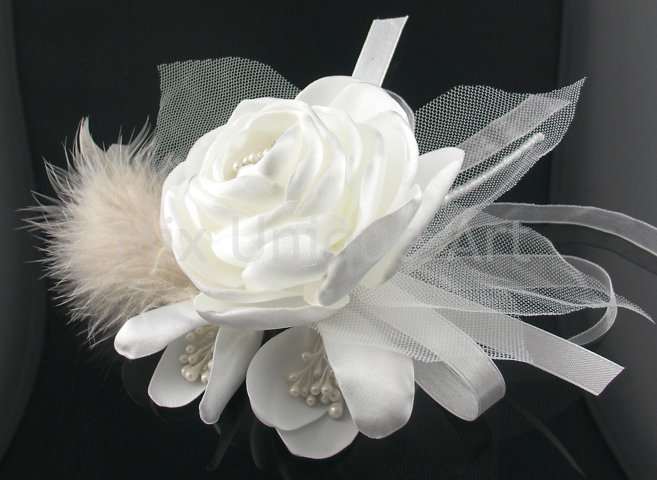 Bouquet Silk Flowers in white with feathers